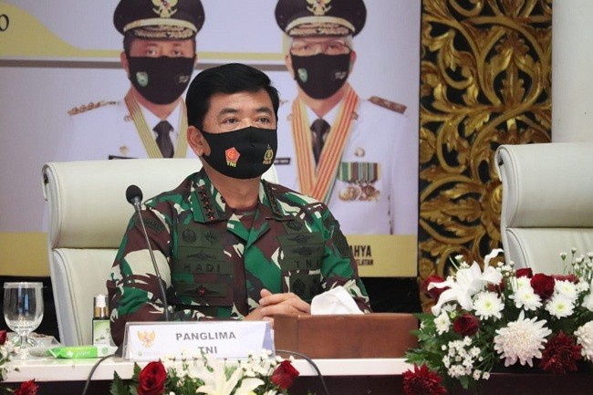 Blusukan ke Papua Panglima TNI Serahkan 10.000 Paket Sembako