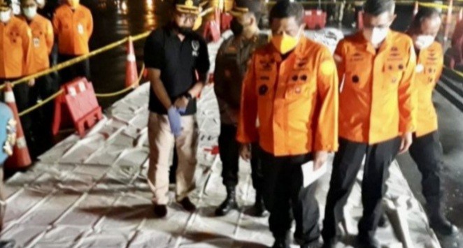 Kabasarnas Terima Serpihan Pesawat Sriwijaya Air SJ 182