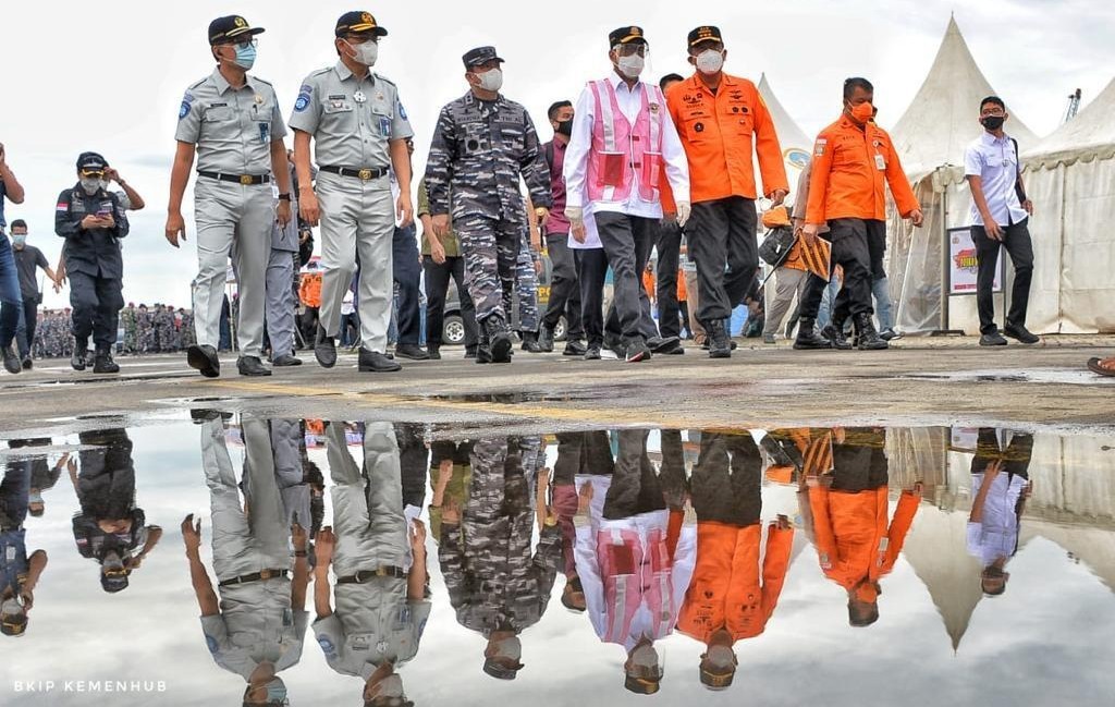 Gunakan Kapal KRI John Lie, Menhub dan Panglima TNI Tinjau Lokasi Jatuhnya Sriwijaya Air
