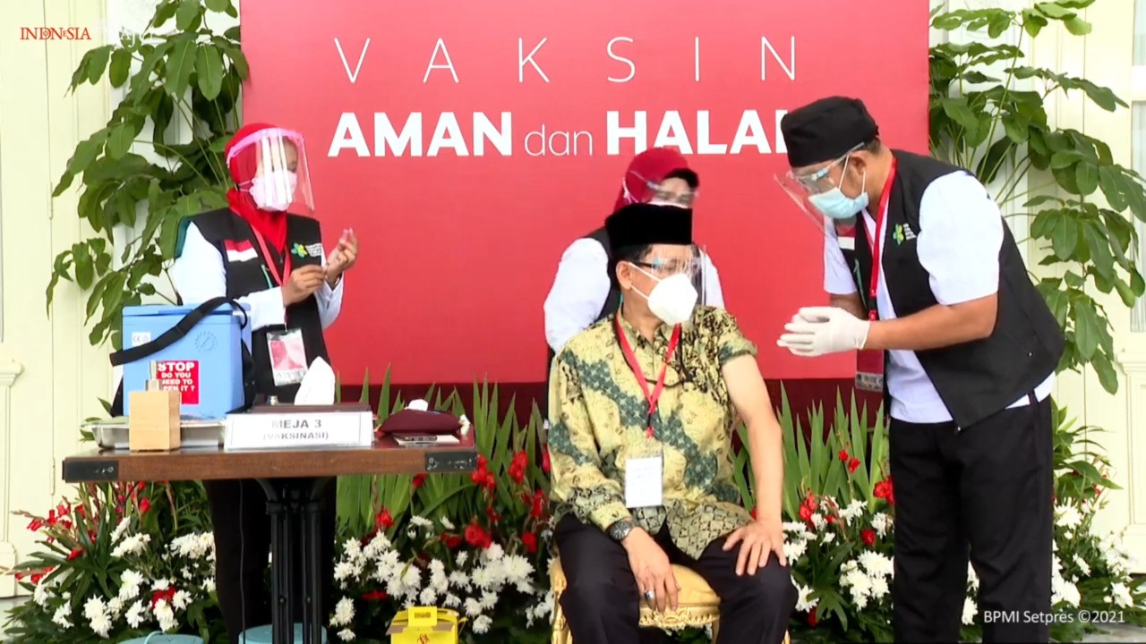 Sekjen MUI Ikut Vaksinasi Covid-19 Perdana di Istana Negara