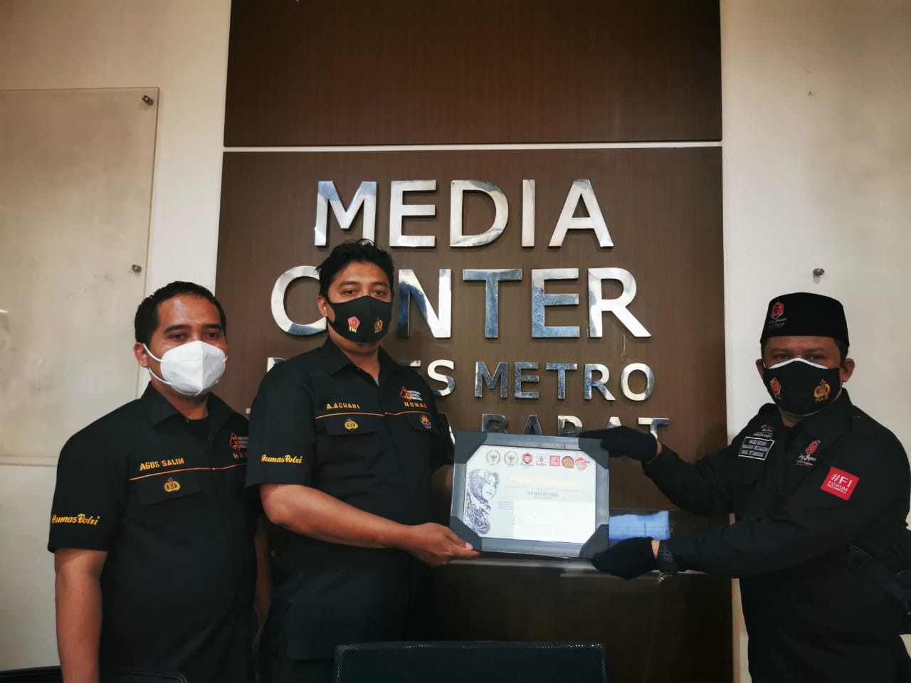 Anggota DPD Fahira Idris Berikan Perhargaan ke Humas Polres Jakarta Barat