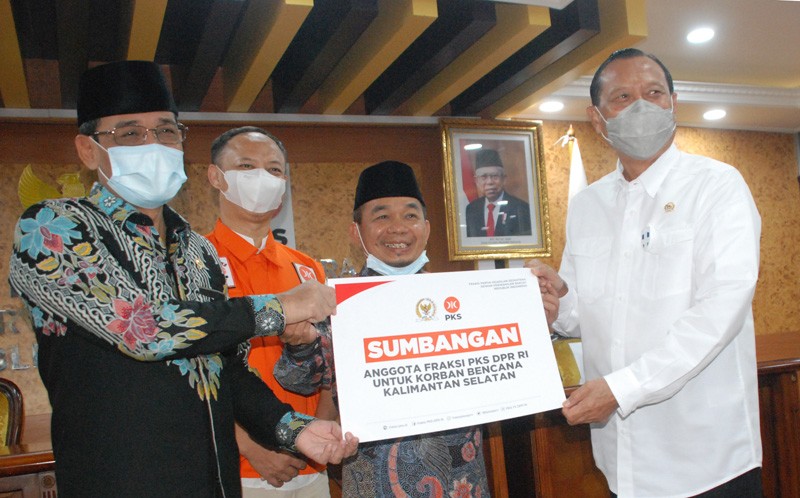 Anggota Fraksi PKS DPR Berikan Bantuan Korban Bencana Alam