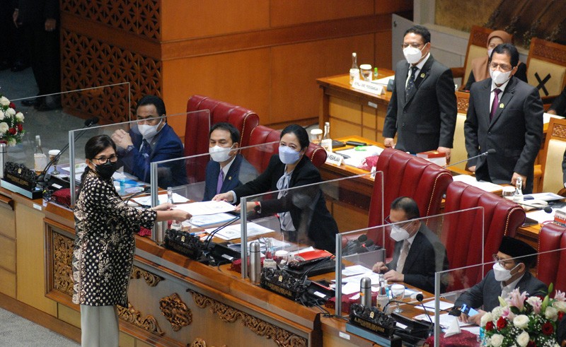 Ketua Komisi IX DPR RI Felly Estelita Runtuwene  Serahkan Hasil Fit and Proper Test Dewas BPJS