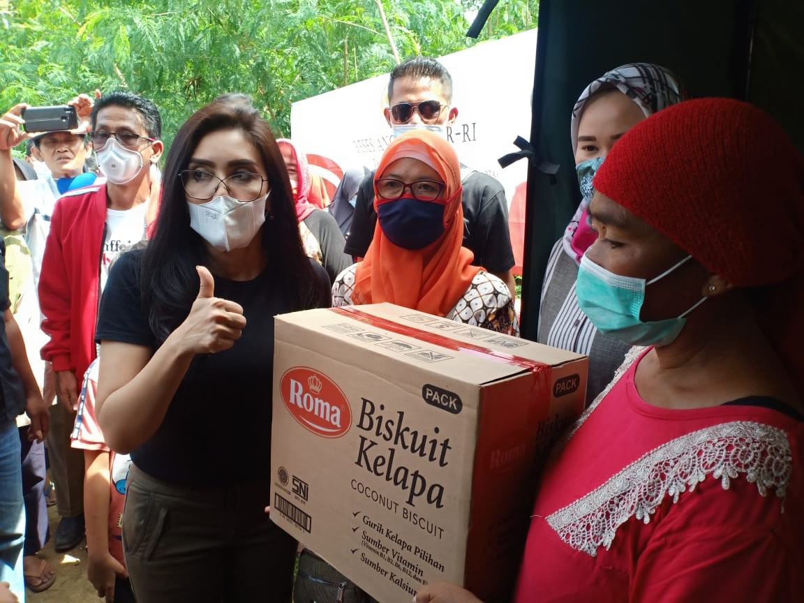 Bantu Korban Banjir di Kabupaten Bekasi, Rieke: Semoga Bisa Meringankan