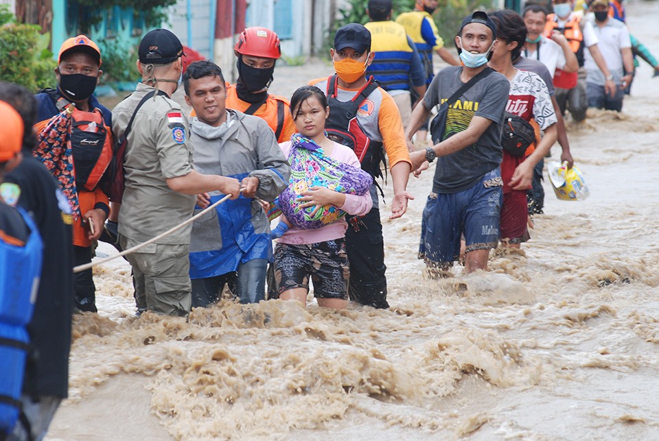 Warga Pondok Gede Permai Dievakuasi