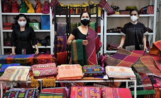 Dekranas Dorong agar Kain Ulos Terus Dilestarikan