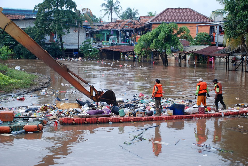 Angkat Sampah Hanyut Di Kali