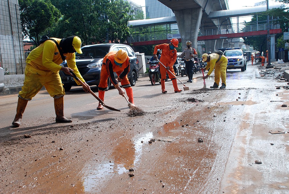 Bersihkan Lumpur Banjir