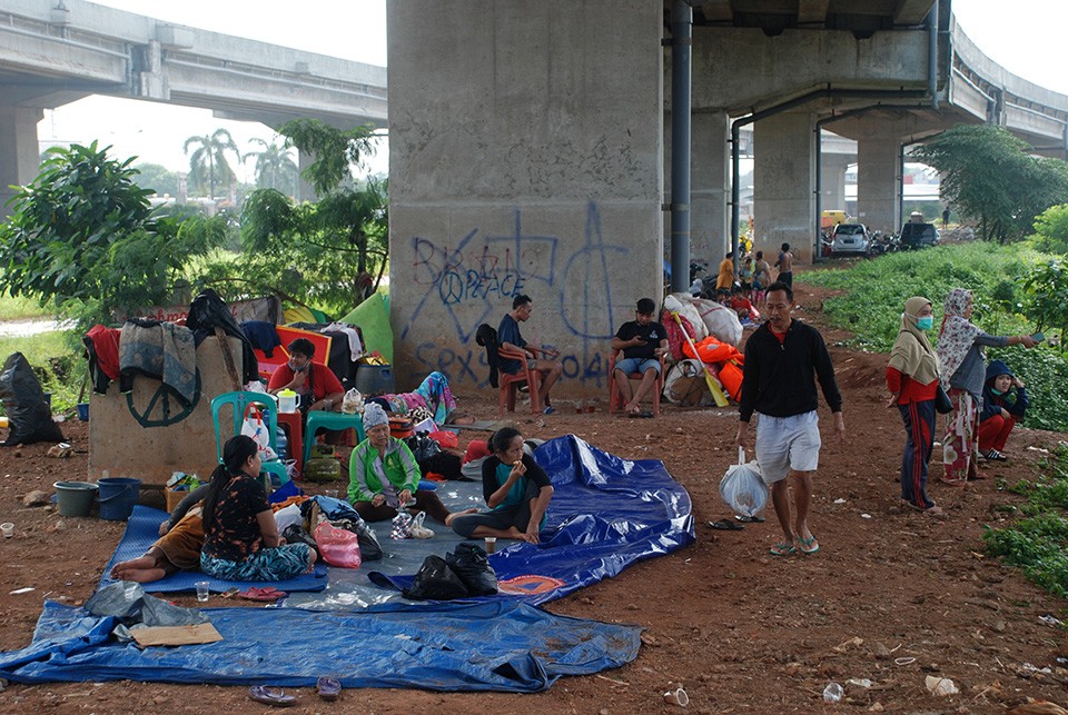 Pengungsi Banjir Di Bawah Tol Becakayu