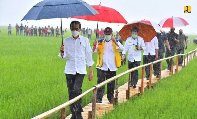 Menteri Basuki Dampingi Presiden Tinjau Infrastruktur Irigasi Food Estate di Sumba Tengah