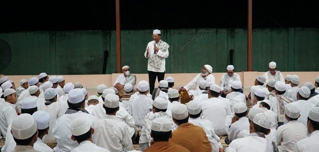 Kunjungi Ponpes Rubath, Fadel Muhammad Motivasi Para Santri 