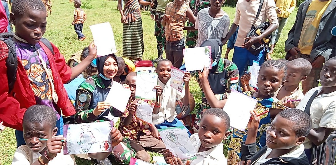 Rayakan Hari Buku Anak Sedunia, TNI Gelar Perpustakaan Keliling di Kongo