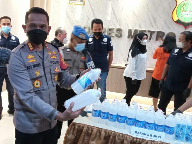Polisi Buru Orang yang Mengajarkan SR Menyuntikkan Filler Payudara Palsu