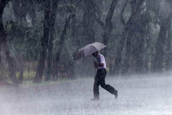 Warga Jakarta Diminta Waspadai Potensi Hujan Disertai Petir Kamis Ini