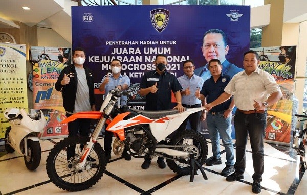 IMI Terima Motor Trail KTM 125 SX Untuk Juara Umum Kejurnas Motocross 2021 Piala Ketua MPR RI