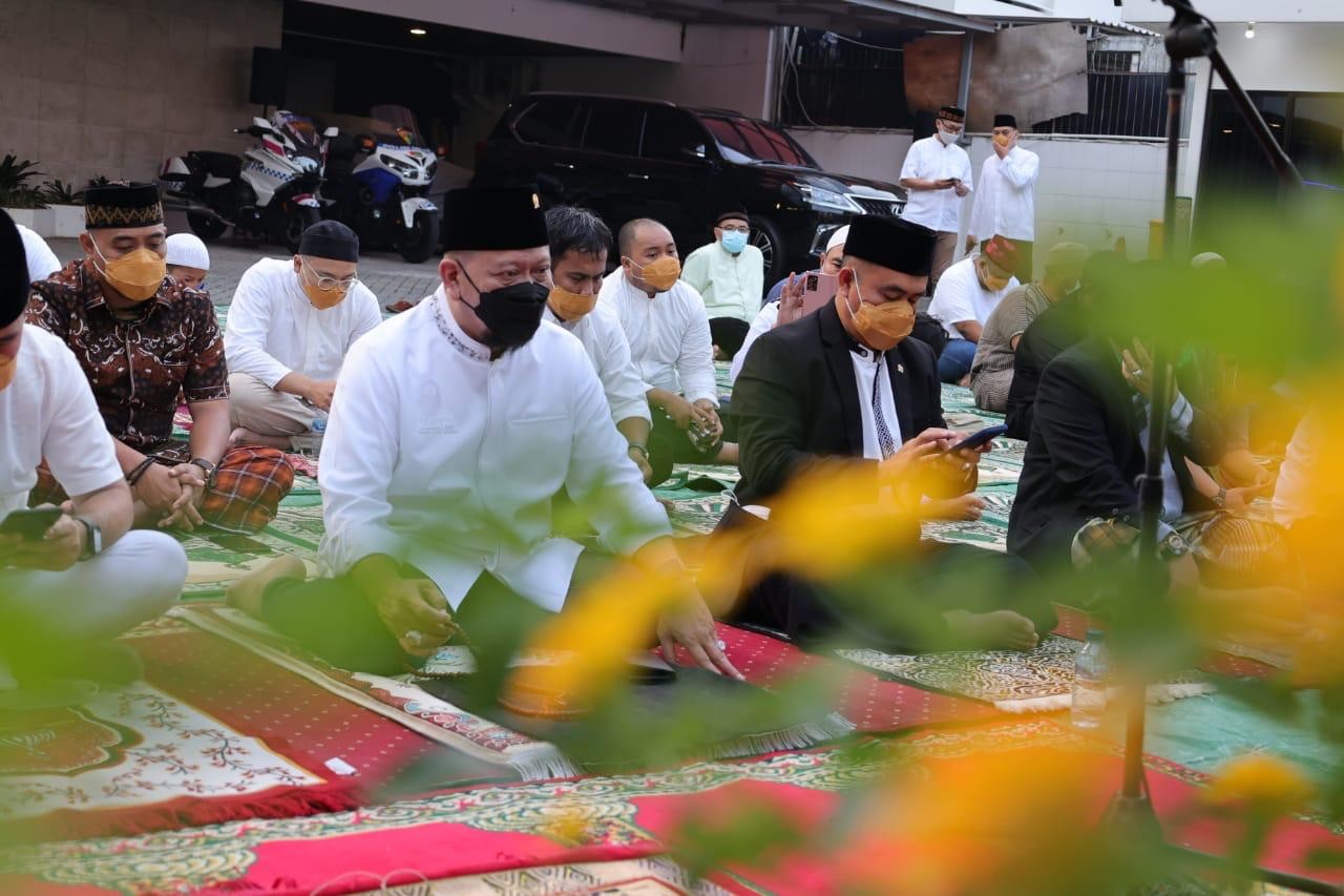 Ikuti Imbauan Pemerintah, Ketua DPD RI Salat Id di Rumah