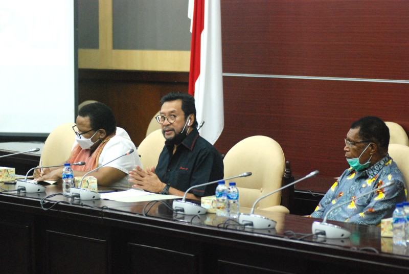 Yorrys Raweyai Pimpin Audiensi Dengan Majelis Rakyat Papua Barat.