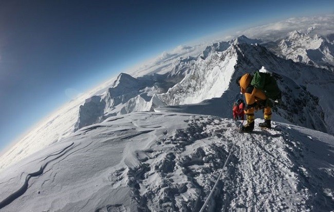 Luar Biasa, Pendaki Tunanetra Asal China Berhasil Taklukkan Gunung Everest