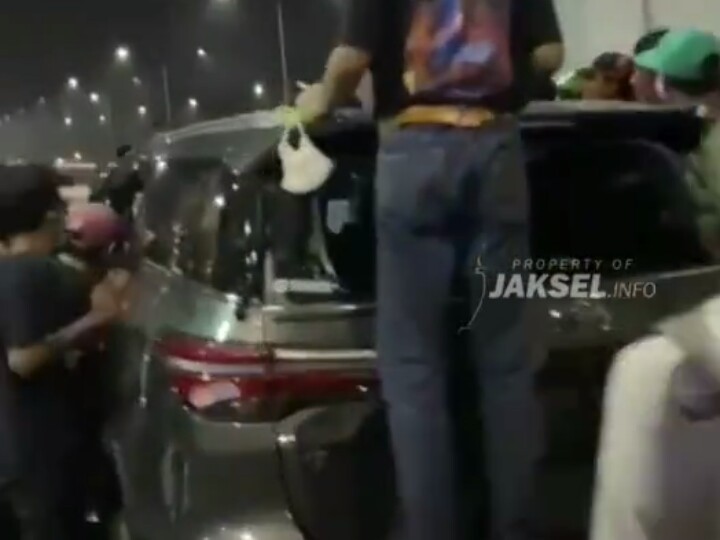 Tabrak Gerobak Gorengan dan Sepeda Motor, Fortuner Dirusak Massa di Ciledug