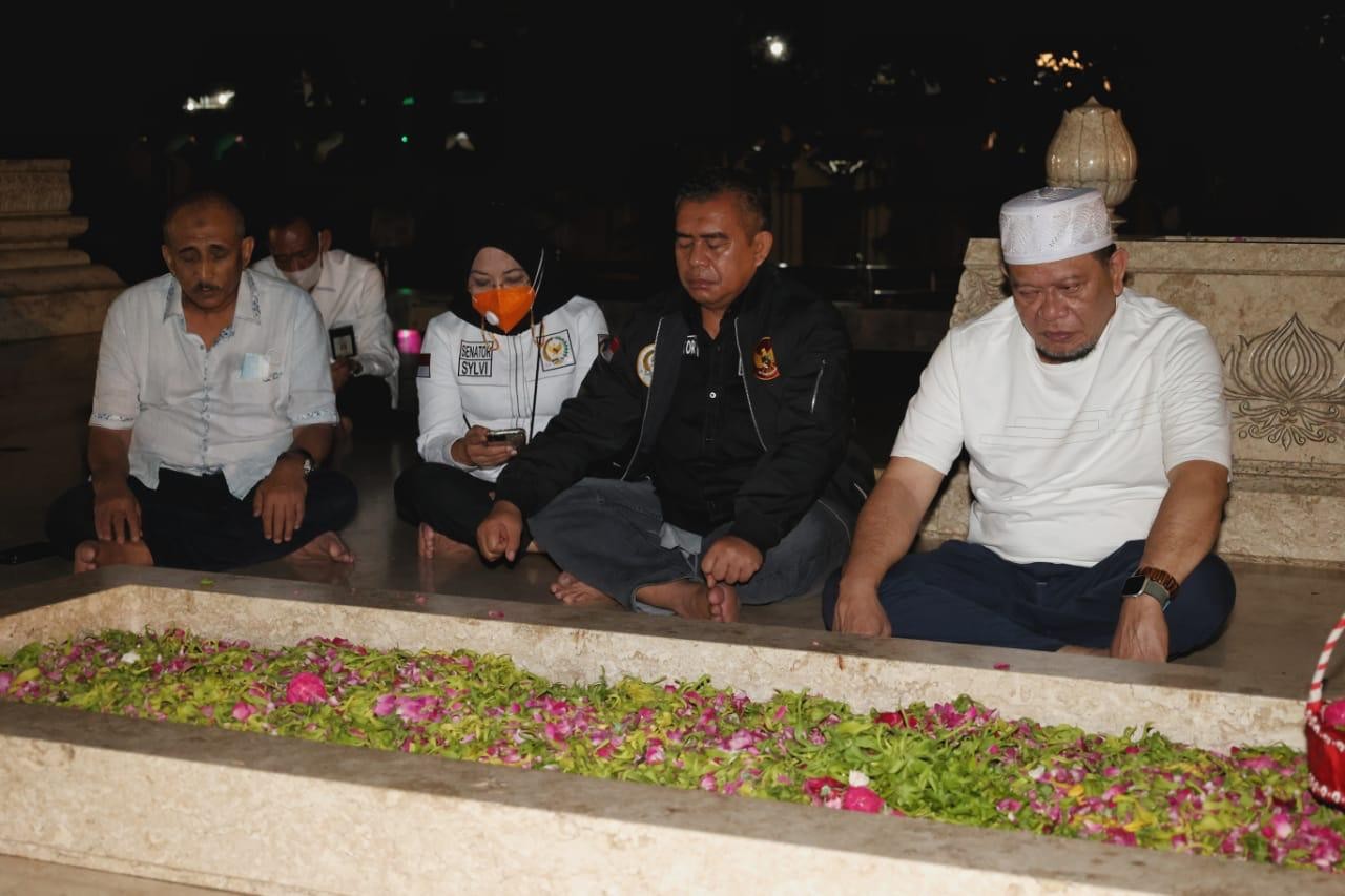 Ketua DPD RI Nyekar ke Makam Bung Karno