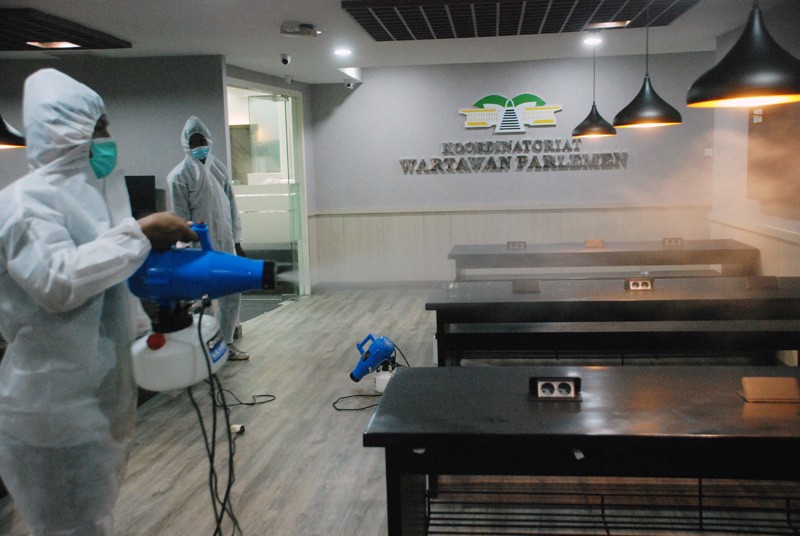 Media Center DPR di Semprot Disinfektan