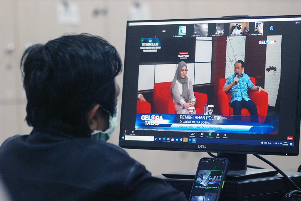 Talk Show  Partai Gelora Indonesia  " Pembelahan Politik di Jagat Media Sosial : Residu Pemilu yang Tak Kunjung Usai "