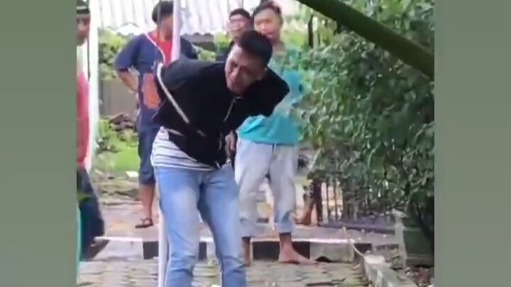 Sempat Diikat Warga di Tiang Hingga Menangis, Pencuri HP Digelandang ke Kantor Polisi