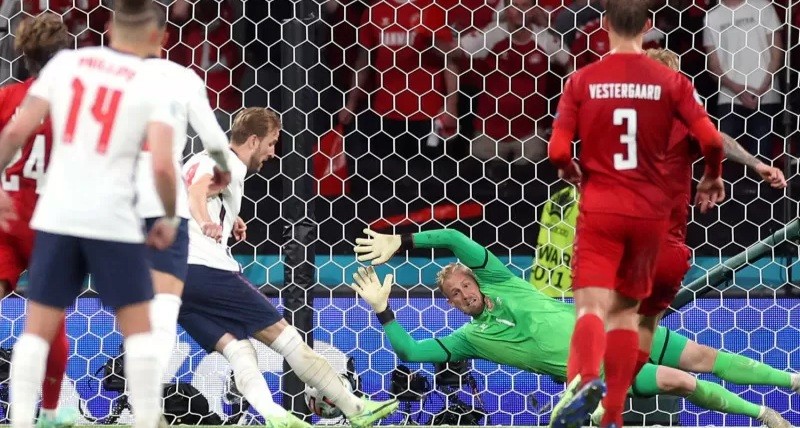 Insiden Laser, UEFA Resmi Denda Inggris Rp516 Juta
