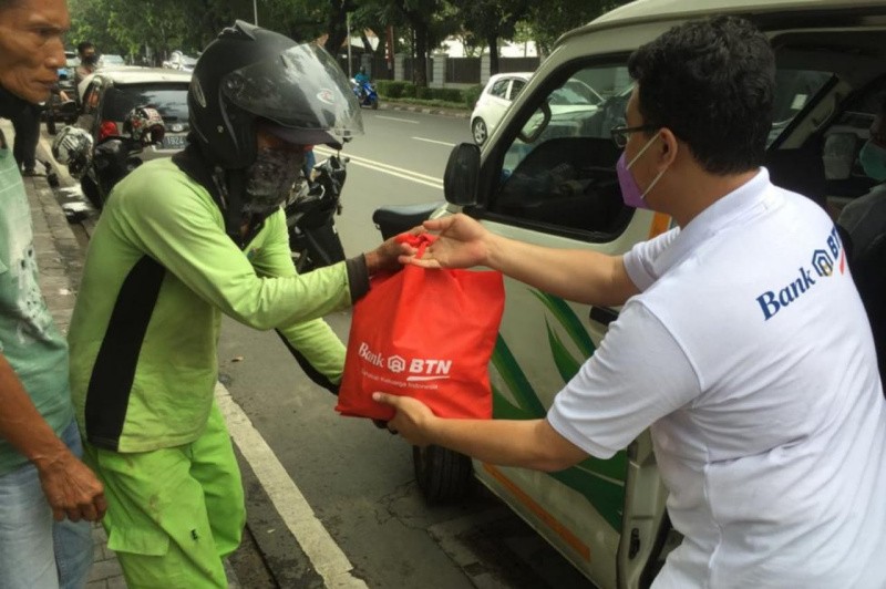BTN Bagi Sembako Kepada Warga Saat Pemberlakuan PPKM