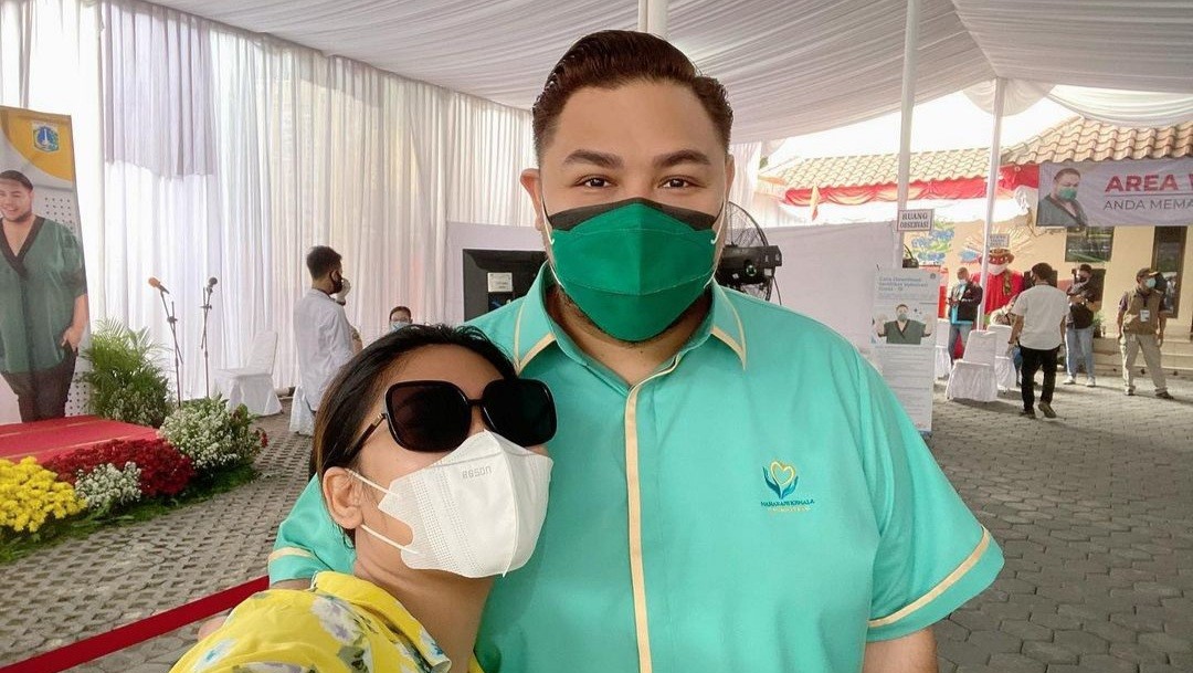 Ivan Gunawan Berikan Sembako Bagi Warga yang Mau Divaksin