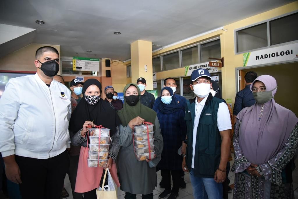 NasDem Jabar Bagikan Seribu Makanan Gratis Setiap Hari untuk Warga Isoman dan Nakes