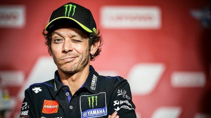Rossi Pensiun, Komeng: Kalo Mau Ambil Uang Pensiun Bareng Ye