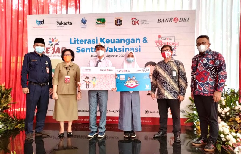 Bank DKI Bagikan Kartu Jakarta Pintar Plus Untuk Pelajar