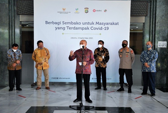 Sinergi Kemenkop Berbagi Sembako ke Pelaku UMKM Terdampak Covid-19