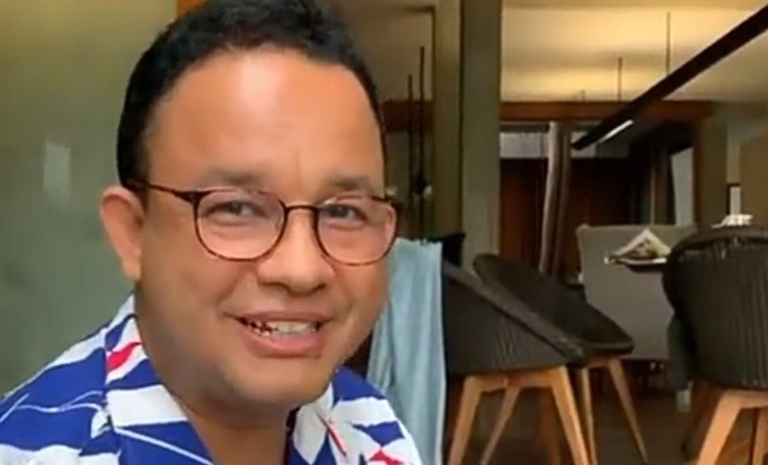 Habis Kecemplung di Got, Anies 'Bermanja' dengan Ikan Koi
