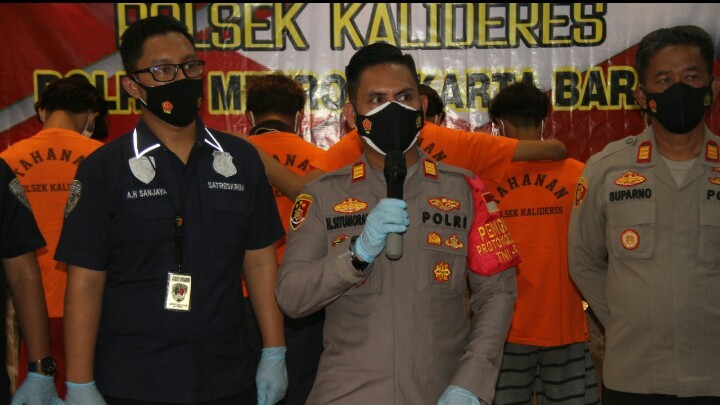 Polisi Ringkus Delapan Begal di Kalideres, Tiga Bilah Celurit Disita