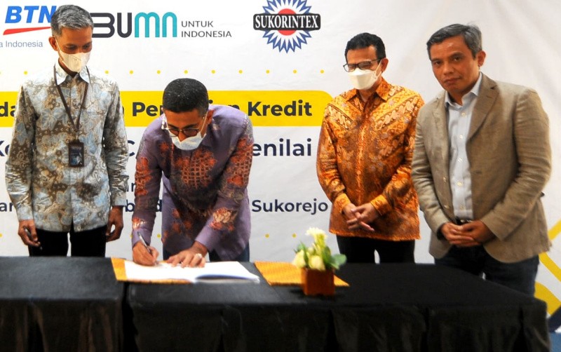 BTN Berikan Pinjaman Modal Kerja Usaha Sarung Wadimor