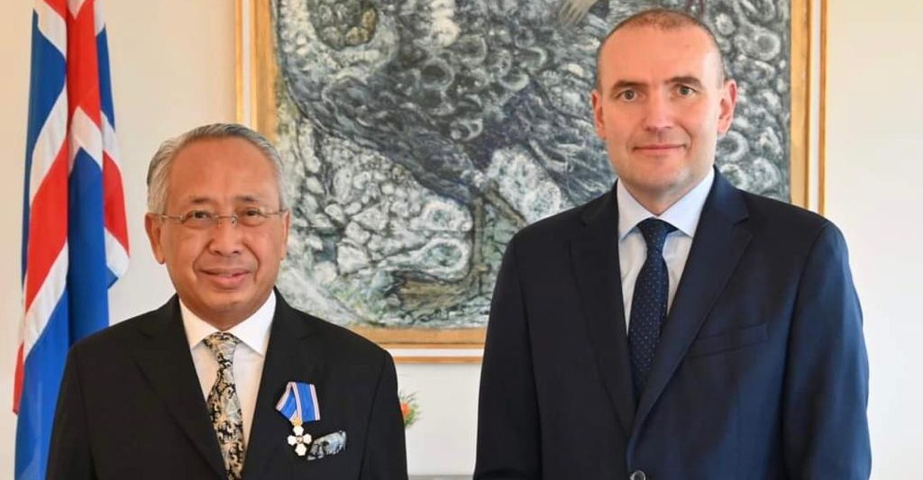 Republik Islandia Anugerahi Order of The Falcon kepada Maxi Gunawan