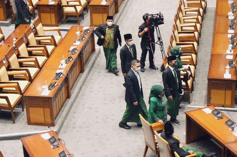 Berbusana Sarung, Anggota Fraks PKB DPR Curi Perhatian