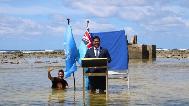 Ceburkan Diri ke Pantai, Menlu Tuvalu Pidato Soal Perubahan Iklim