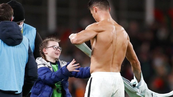 Gadis Cilik Ini Kena Denda Rp 47 Juta Gara-gara Minta Jersey Ronaldo, Kasihan!
