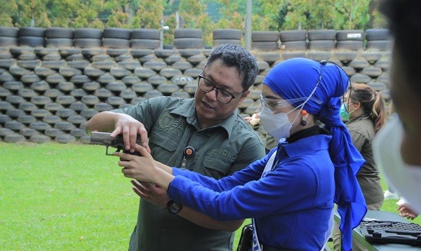 Miss IMI Diberikan Pemahaman Dasar Olahraga Menembak