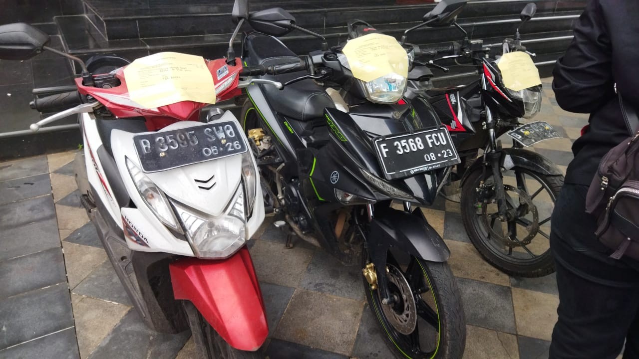 Bersembunyi di Atap Warga, Maling Motor di Cakung Ditangkap Polisi