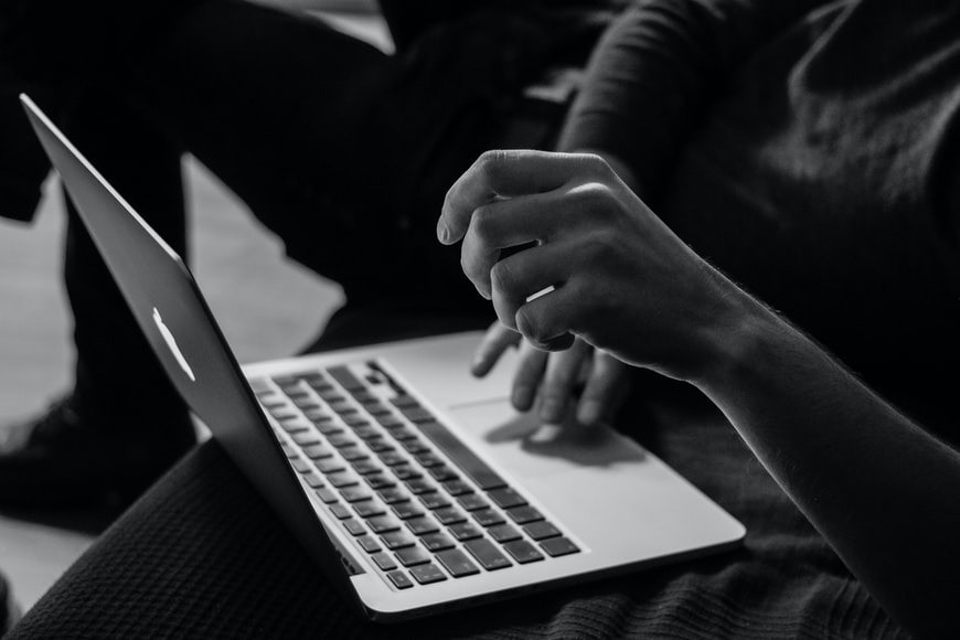 Bawa Kabur MacBook Seharga Rp 67 Juta, Dua Kurir Ojol Ditangkap Polisi