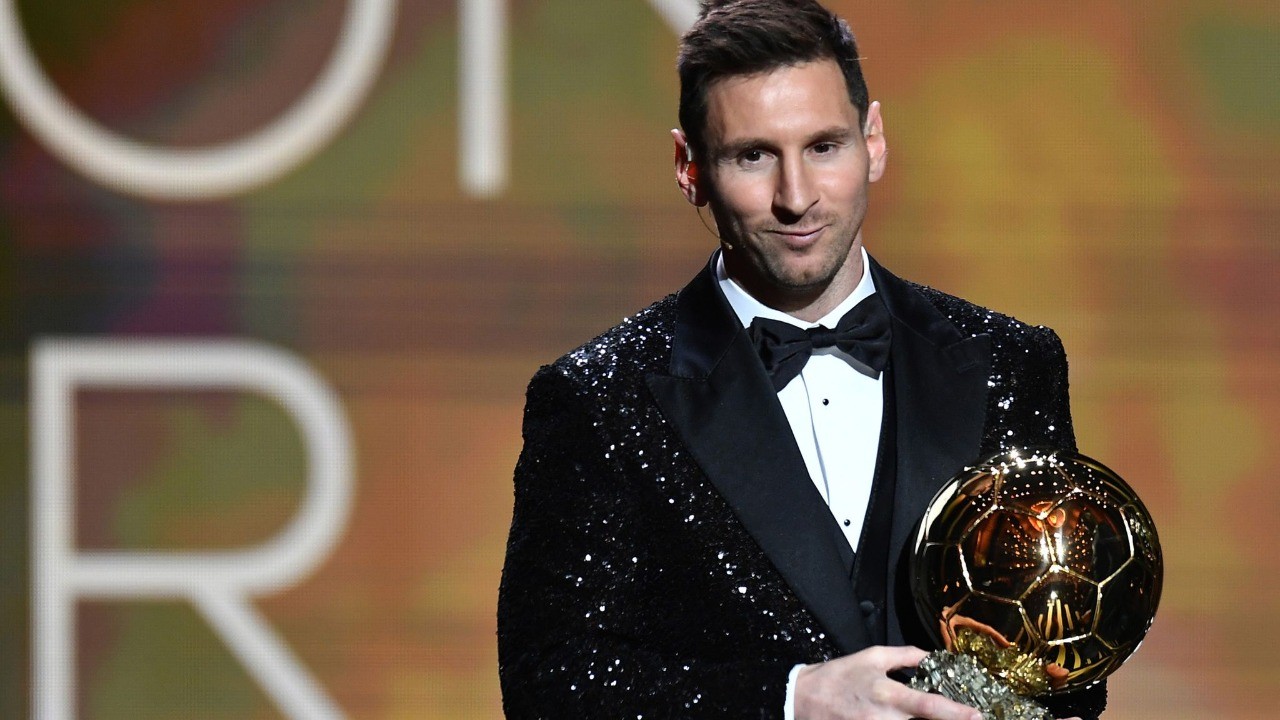 Singkirkan Lewandowski, Lionel Messi Raih Rekor Ballon d'Or yang ke-7