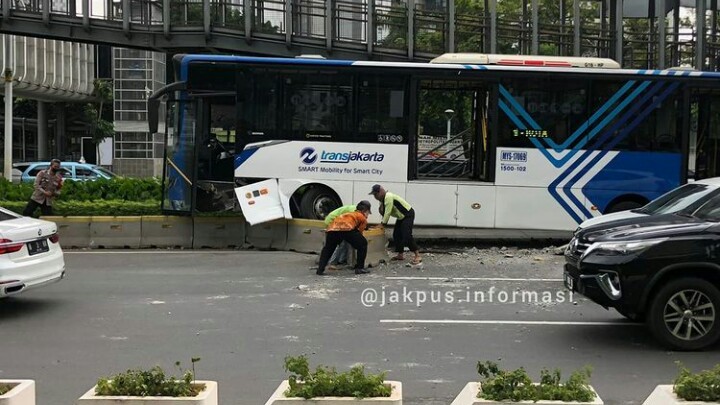 Kemarin Tabrak Pos Lalu Lintas, Hari Ini Bus TransJakarta Tabrak Separator di Depan Ratu Plaza