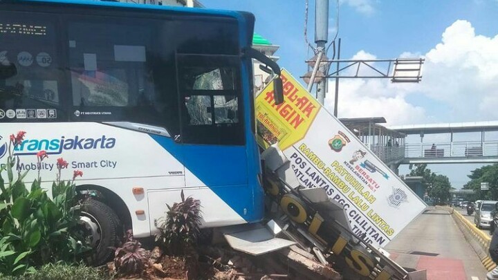TransJakarta Tabrak Pos Lalu Lintas, Begini Kronologi Versi Polisi