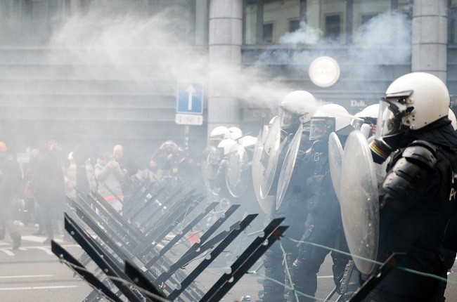 Bubarkan Demonstran yang Protes Aturan Covid-19, Polisi Tembakkan Gas Air Mata 