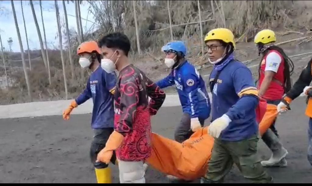 Bantu Warga Semeru, NasDem Dirikan Posko dan Dapur Umum