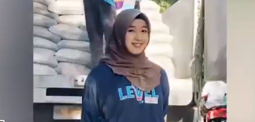 Gadis Cantik Pemanggul Semen di Pinrang Bakal Dapat Kejutan dari NasDem